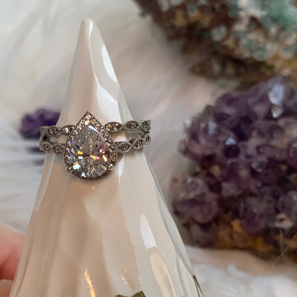 Pear shaped sterling silver engagement ring & band - Picture 2 of 8